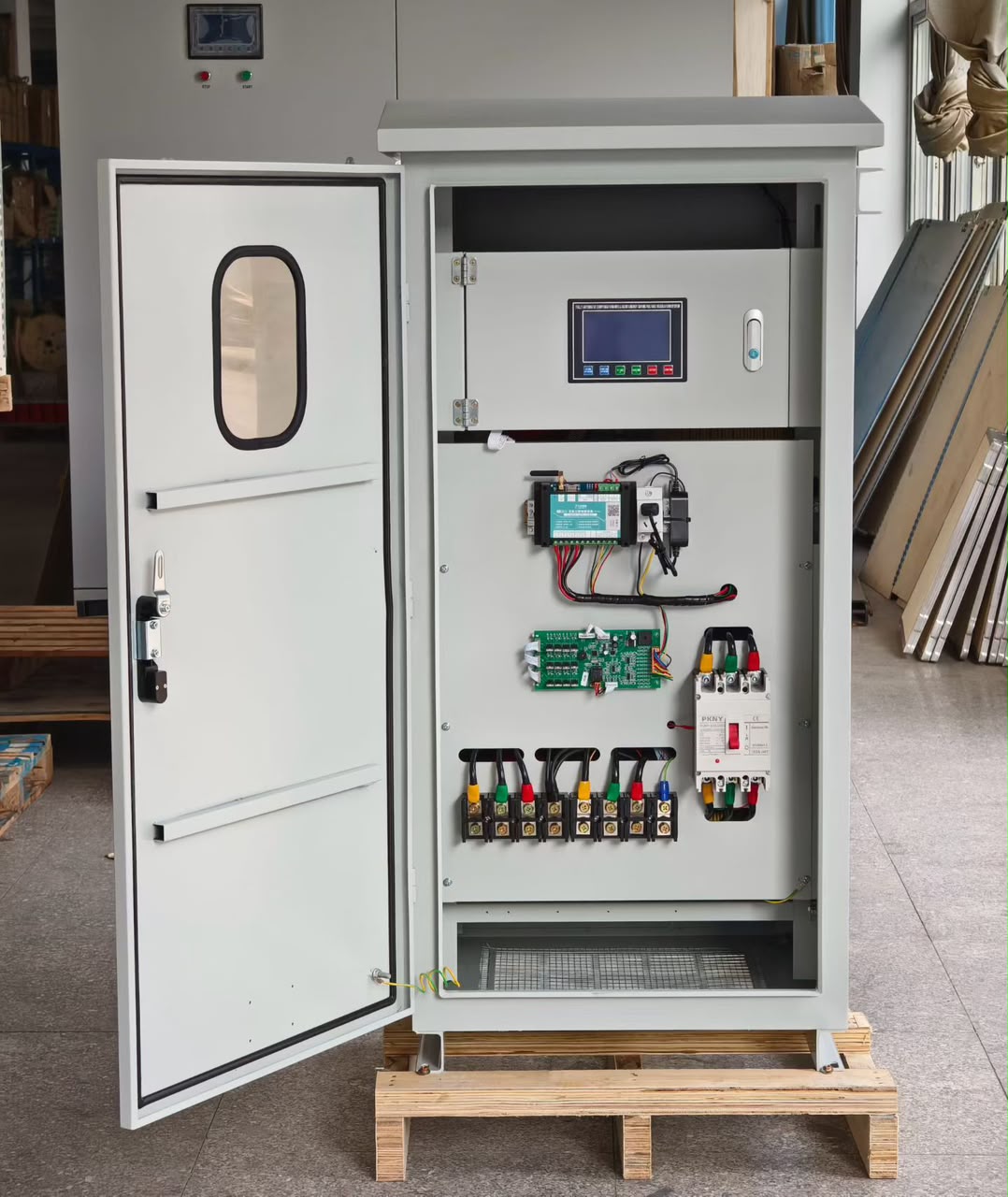 REGULATEUR DE TENSION TRIPHASEE AVEC CONNECTIVITE IOT